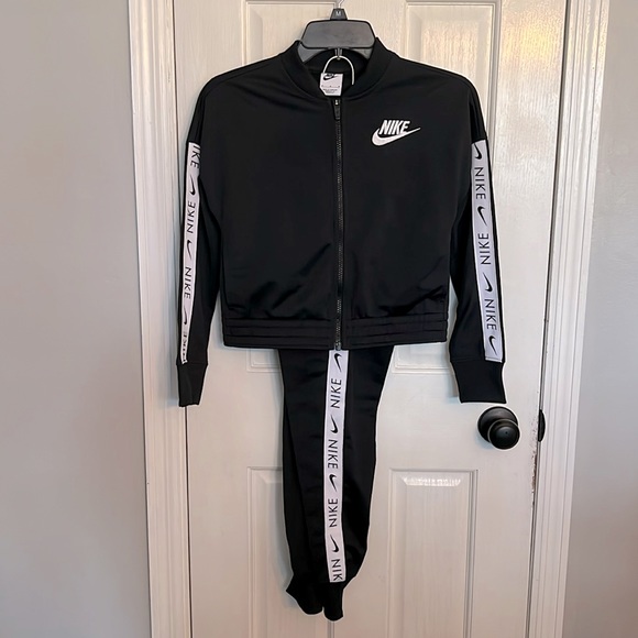 Nike Other - Nike suit girls M NWT